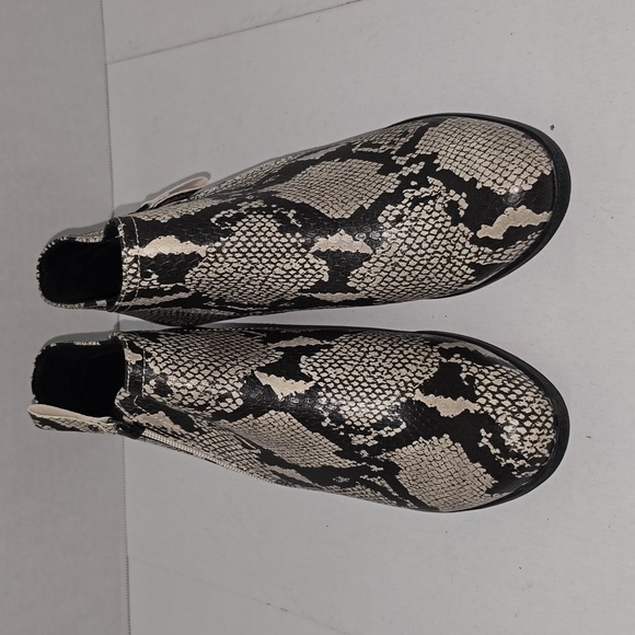 Arizona Jean Co. Galen Ankle Booties Memory Foam Snake Animal Print Size 9.5 - Picture 1 of 16